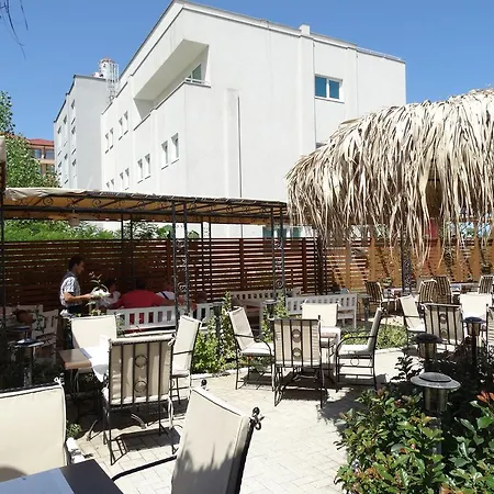 فندق The Step Family